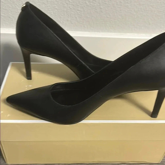 Michael Kors woman black heel 6M NWOT - Picture 3 of 9